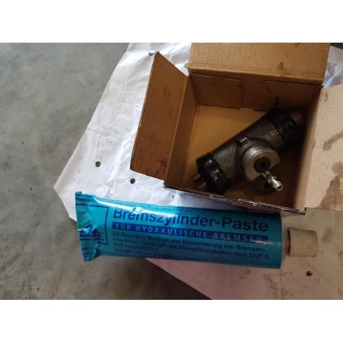 Brake cylinder paste