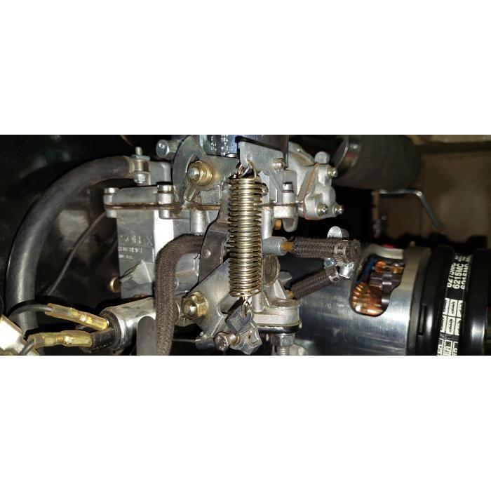 Carburetor throttle return spring